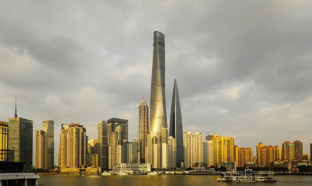 FOTO 2 | "China está muy interesada en promocionarse a sí misma en todo el mundo por su acogida del crecimiento económico y el capitalismo global", dijo Jason Barr, profesor de economía de la Universidad Rutgers en Nueva Jersey, quien investiga el sector inmobiliario. "En la torre está implícito que el sistema económico y político de China es tan fuerte como el capitalismo de estilo occidental".