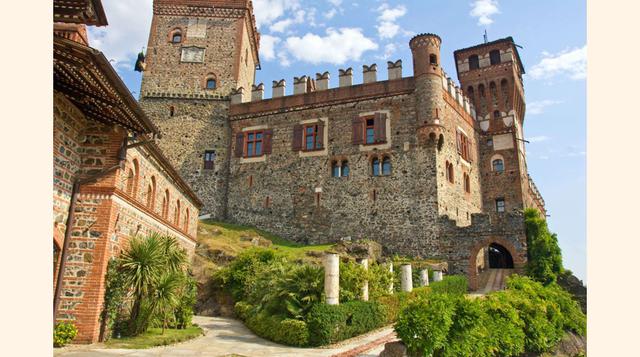 Castello di Pavone, Italia. Fue construido a principios del siglo IX como iglesia románica y, con el paso del tiempo, acabó bajo control del rey Arduino, el marqués de Ivrea, y de la casa de Saboya. Hoy en día, está equipado con 27 modernas habitaciones. 