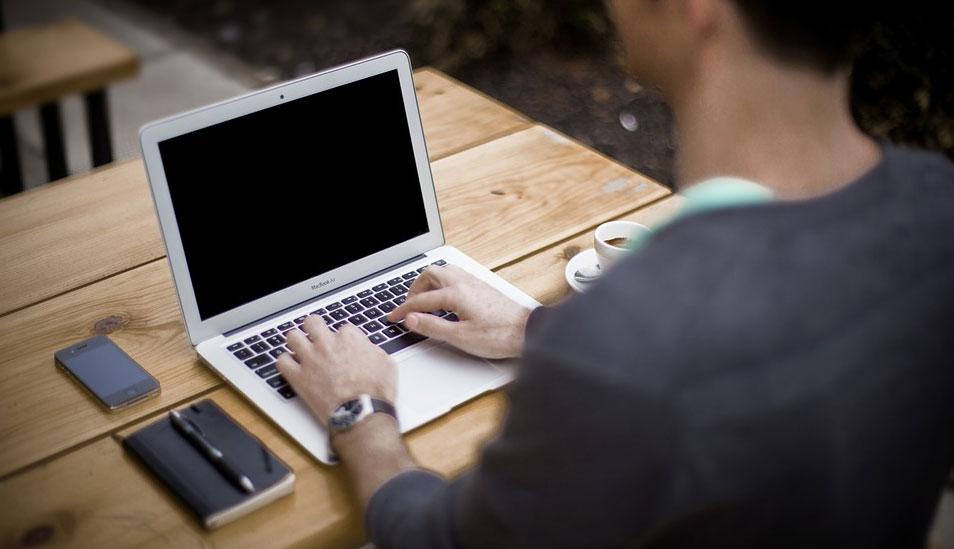 FOTO 2 | 2) Poner a la persona equivocada en un puesto clave

Para una pyme, donde cada miembro del personal suele ser una pieza capital, meter la pata en un puesto clave puede significar la desestabilización de toda la estructura. Ocurre a menudo: nos asociamos o contratamos a amigos y familiares con los que antes jamás habíamos trabajado, sólo por el vínculo emocional. (Foto: Pixabay)