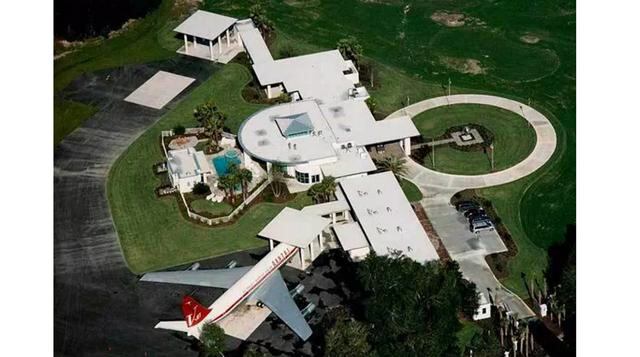 Ocala, Florida. Jumbolair es probablemente la más conocida comunidad con aeropuerto privado del mundo. Lo más impresionante de esta mansión es que es la mayor pista de aterrizaje privada, con casi 2.5 kilómetros de largo, lo suficiente como para que aterr