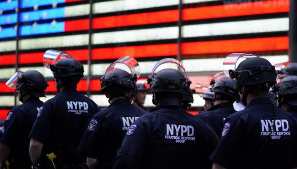 NYPD police officers watch demonstrators in Times Square on June 1, 2020, during a "Black Lives Matter" protest. - New York's mayor Bill de Blasio today declared a city curfew from 11:00 pm to 5:00 am, as sometimes violent anti-racism protests roil communities nationwide.
Saying that "we support peaceful protest," De Blasio tweeted he had made the decision in consultation with the state's governor Andrew Cuomo, following the lead of many large US cities that instituted curfews in a bid to clamp down on violence and looting. (Photo by TIMOTHY A. CLARY / AFP)