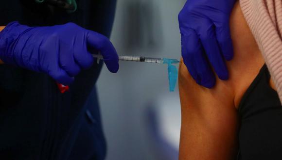 Imagen referencial. Una persona recibe una inyección con una dosis de la vacuna Pfizer-BioNTech  en el centro de atención primaria de Fuentelarreina en Madrid, España, el 18 de enero de 2021. (REUTERS/Sergio Perez).