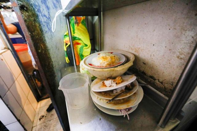 FOTO 5 | El alimento servido era recalentado en hornos microondas, pese a que la norma indica que éste debe ser fresco. (Foto: Difusión)