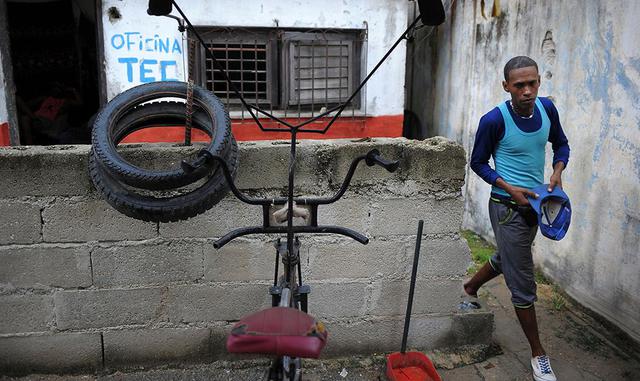 Aun con el embargo estadounidense, el sistema socialista garantiza acceso universal y gratuito a educación y salud. El Estado emplea al 70% de los cinco millones trabajadores, incluidos todos los médicos y abogados. En el 2015 la desocupación fue de 2.4%.