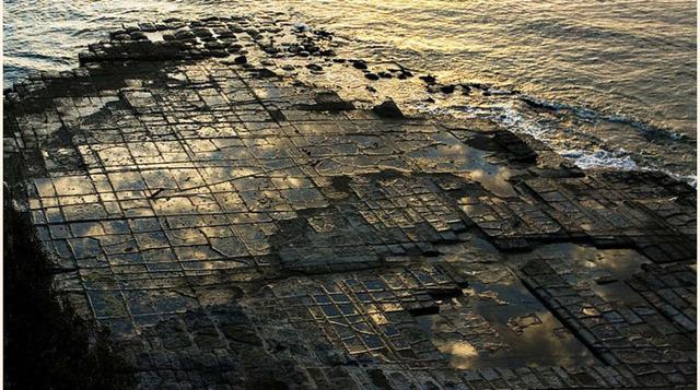 El “Pavimento” de Tasmania. El “pavimento” de Tasmania es una increíble playa cuadriculada que puede verse desde Eaglehawk Neck. Es como un adoquinado de sorprendente exactitud pero, por extraño que parezca, no fue creado por la mano del hombre. La natura