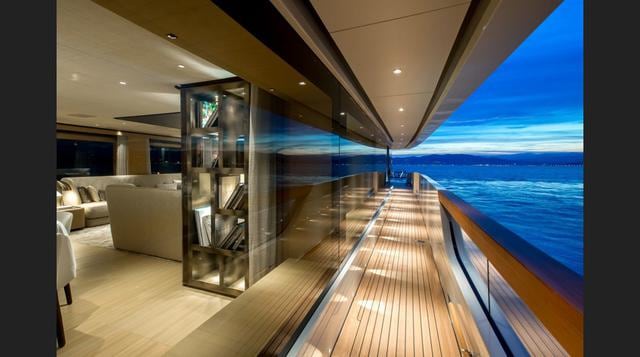 También cuenta con gimnasio, cine en casa, un garaje de 7 metros para embarcaciones así como ventanas de piso a techo y balcones hidráulicos en la suite del dueño y en la cubierta de popa. (Foto: Megaricos)