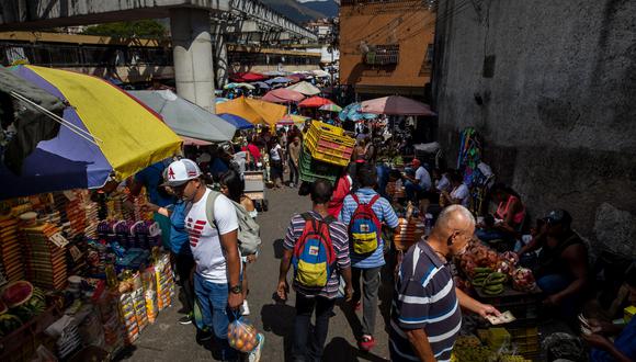 Fotografía de archivo de transeúntes con vendedores informales en Caracas (Venezuela). EFE/Miguel Gutiérrez
