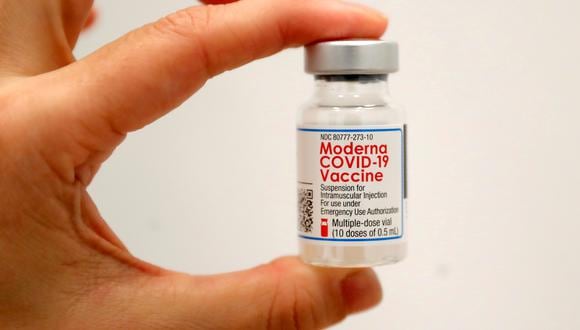 Dosis y logo de la vacuna Moderna contra el coronavirus. (Foto: Reuters)