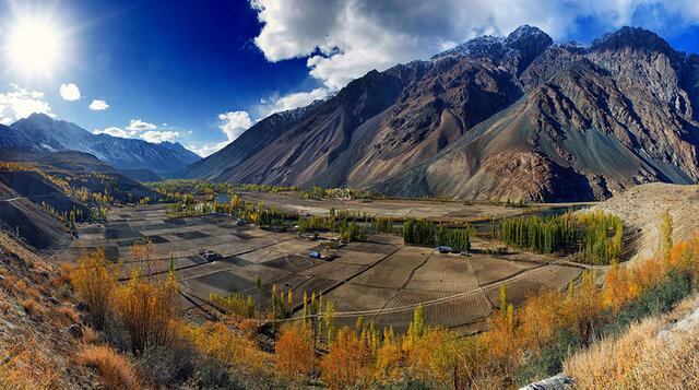 Pakistán: La turbiedad política apenas comienza a dar paso al orden y a un aparente gobierno más democrático. Conseguir un visado implica una larga espera y un buen desembolso. (Foto: Unsplash)