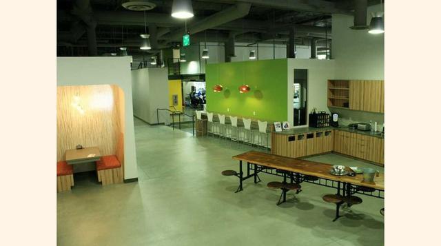 15. Red Door Interactive, una firma de asociación estratégica, cuenta con un área libre para que sus empleados trabajen, coman y jueguen juntos.