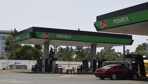 Fotografía tomada en la gasolinera de la petrolera estatal mexicana Pemex, en la Ciudad de México el 20 de abril de 2020 durante la pandemia del COVID-19 (Foto: Alfredo Estrella / AFP)