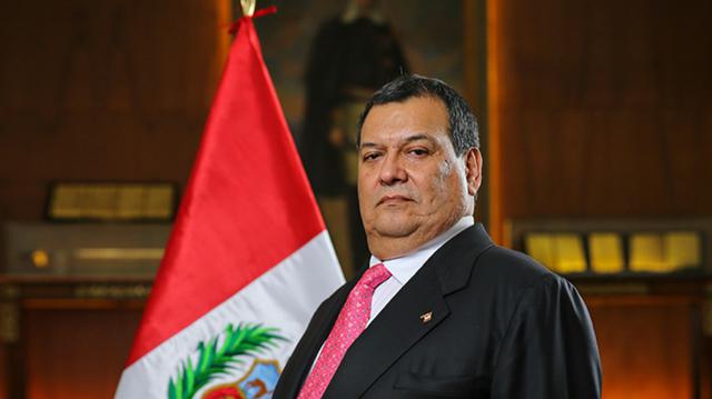 FOTO 7 |  De Cultura a Defensa . El primer caso se ha dado con el Ministro de Defensa, Jorge Nieto Montesinos, que antes ocupaba el cargo de Ministro de Cultura, pero que ante la salida del Mariano González hubo un traspaso de ministerio. La prueba de fue