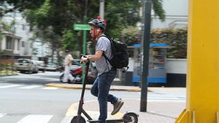 Luz Ámbar y Transitemos sobre scooters: solo deberían transitar por la pista con los carros