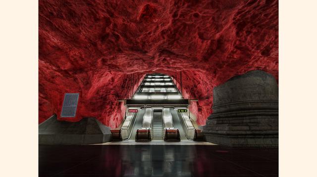 11. Aquí hay otra estación tipo cueva en Estocolmo llamada Radhuset, que está pintado de un rojo intenso. Dramáticamente iluminada, la estación incluye un lecho de roca expuesto. (Foto: Flickr / Tobias Lindman)
