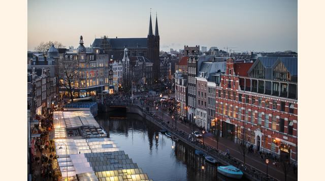 Amsterdam, Países Bajos. PriceofTravel considera que podría ser una víctima de us propia fama. Las atracciones suelen ser más costosas que la comida y bebida. El costo del índice ‘backpacker’ se ubica en US$ 95.36 por día. (Foto: Bloomberg)