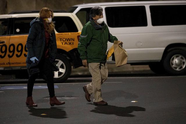 El exmandatario Alejandro Toledo junto a su esposa, Eliane Karp, luego de ser liberado. (Foto: EFE)