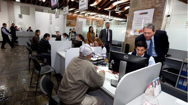 El nuevo titular del Ministerio de Economía y Finanzas (MEF), Alfredo Thorne, asumió sus funciones al frente de dicha cartera, recorriendo las oficinas de la institución. Él reemplaza en el cargo a su antecesor Alonso Segura.