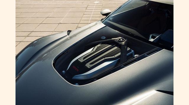 La parte superior de la tapa del motor presenta una sección transparente que nos permite apreciar el potente impulsor de este bólido. (Foto: Megaricos)