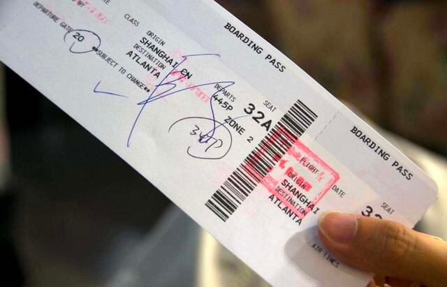 FOTO 23 | TEN CUIDADO CON LAS TARIFAS AÉREAS DE BAJO COSTO. "Las aerolíneas de bajo costo publicarán tarifas baratas pero consideran que el equipaje (incluso las bolsas de mano) a menudo son algo adicional, así como las asignaciones de asientos y los refrigerios que ofrecen a bordo", dice Sampson. Y aunque los tres principales operadores, Delta, Estados Unidos y United, han presentado opciones de tarifas simples que ofrecen tarifas con grandes descuentos con servicios mínimos, como en las asignaciones de asientos o modificaciones de boletos, es importante considerar si estas tarifas son adecuadas para tus necesidades. Con boletos de Basic Economy de Delta y United, los viajeros pueden comprar extras como alimentos a bordo o revisar sus maletas, pero estarán sujetos a una tarifa adicional. "En pocas palabras: si el precio parece demasiado bueno para ser cierto, verifica lo que no está incluido", dice Sampson. (Foto: Getty)