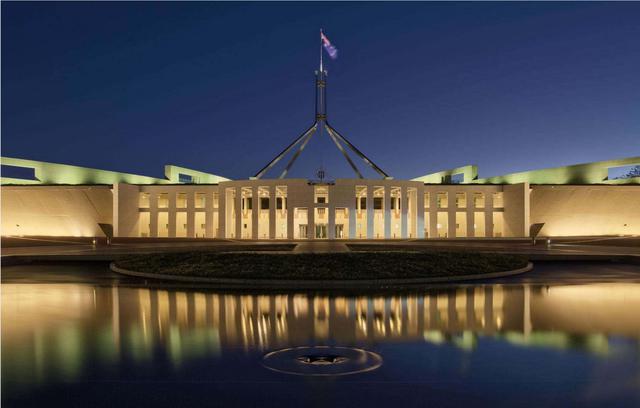 FOTO 10 | CASA DEL PARLAMENTO, CANBERRA: 2.3 MIL MILLONES DE DÓLARES.
El edificio actual del parlamento de Australia se construyó en 1988 a un costo de 1,1 mil millones de dólares (£793 millones). La moderna estructura, diseñada en forma de dos bumeranes y coronada por un imponente asta de bandera, contiene 4.700 salas.