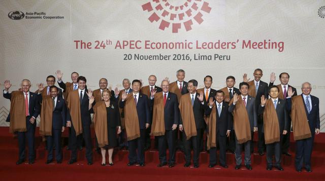 Foto oficial de los 21 líderes que intervinieron en la Cumbre de Cooperación Económica Asia-Pacífico (APEC) en el Centro de Convenciones de Lima. (Foto: AP)