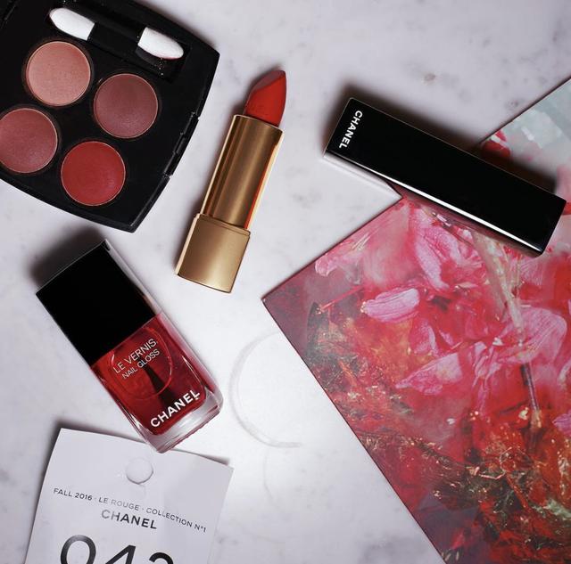 Chanel, es la marca de maquillaje más costosa de esta lista, sus productos puedes estar entre 80 y más 100 dólares, siendo famosos por sus labiales, sus bases y sus paletas de sombra. Solo en el 2012 recaudaron casi 7 millones de euros sin contar que con el paso de los años su prestigio y buen comportamiento han hecho de esta línea cosmética de las mejores y más caras.