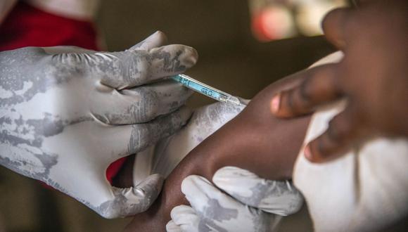 Un niño pequeño se vacuna contra el sarampión en un centro en Temba, cerca de Seke Banza, en el oeste de la República Democrática del Congo, el 3 de marzo de 2020. (Foto de JUNIOR KANNAH / AFP)