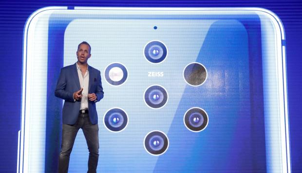 El director de producto de HMD, Juho Sarvikas, muestra un Nokia 9 Pureview, el nuevo móvil insignia de la compañía. (Foto: EFE)