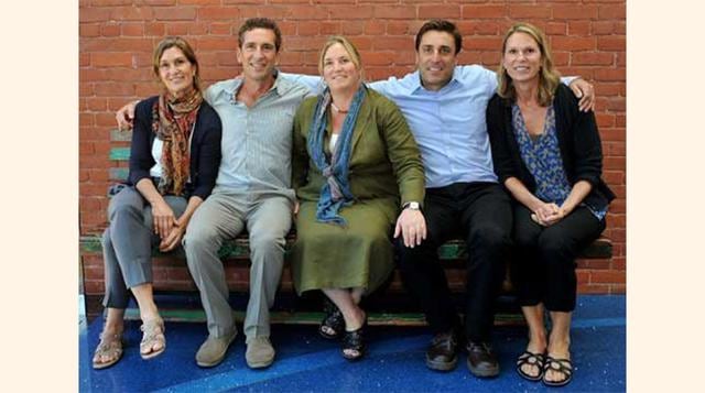 6. Diane Disney se casó con el jugador de fútbol americano Ron Miller, con quien tuvo siete hijos. Mientras que Diane se dedicó a dar a conocer el legado de su padre con la serie "Mi padre, Walt Disney" y el libro "La historia de Walt Disne