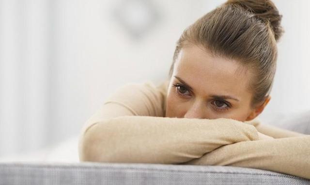 No mejorar. Como las personas infelices son pesimistas y sienten que no controlan su vida, tienden a sentarse a esperar a que la vida pase. En vez de ponerse metas, aprender y mejorar, lo único que hacen es vagar y preguntarse por qué las cosas no cambian