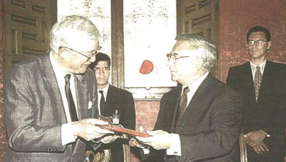 El embajador de Japón, Morihisa Aokia, suscribió ayer un convenio de donaciones al Perú con el ministro de Transportes, Juan Castilla Meza, encargado de la cartera de Relaciones Exteriores.
