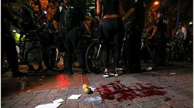Sangre sobre el suelo de la calle en la que se concentraban las manifestaciones. (foto: reuters).