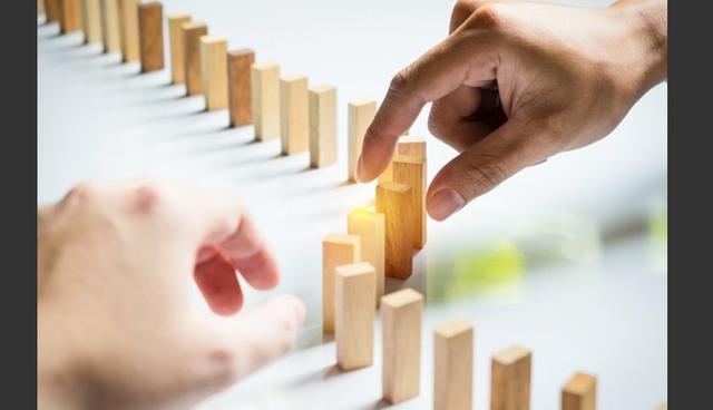 FOTO 5 | 5. Convierte el desastre en una oportunidad
Esto me sucedió hace 20 años. Me despidieron de una empresa a la que ayude con un crecimiento del 300 por ciento. Cuando esta gran pérdida me sucedió, decidí que era momento de ser dueño de mi propio destino y tener mi negocio. Nunca perdí la fe en mis habilidades. Me concentré en mi capacidad para hacer las cosas bien. Me mantuve positivo y usé esa experiencia devastadora para forzarme a pensar en grande como nunca antes lo hice.

Dijo: Jim Mathers, CEO de North American Energy Advisory, Inc. (Foto: Freepik)