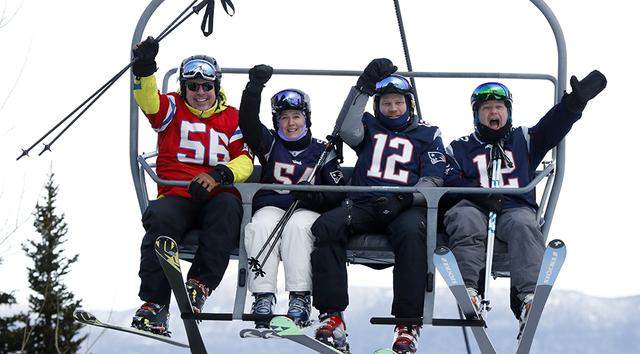 Los fanáticos viven desde todas partes la fiesta del Super Bowl. (Foto: AP)