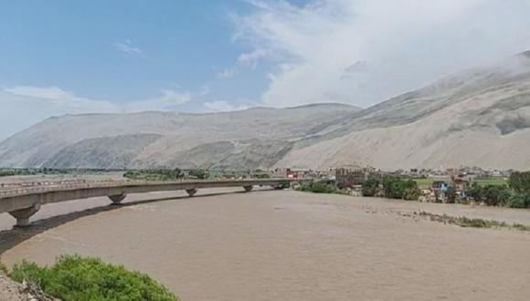 La alerta roja indicada por el Senamhi advierte un desborde del río y una probable inundación en zonas pobladas cercanas.