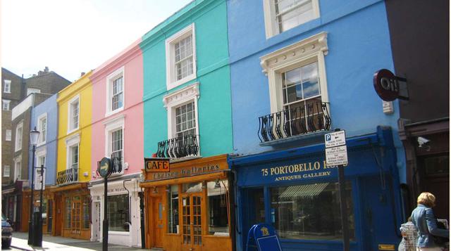 Portobello Road, Londres; Portobello Road es la calle principal del encantador barrio londinense de Notting Hill, conocido por sus elegantes casas de estilo victoriano. Todos los sábados se puede visitar uno de los mercados más antiguos , que cada vez atr