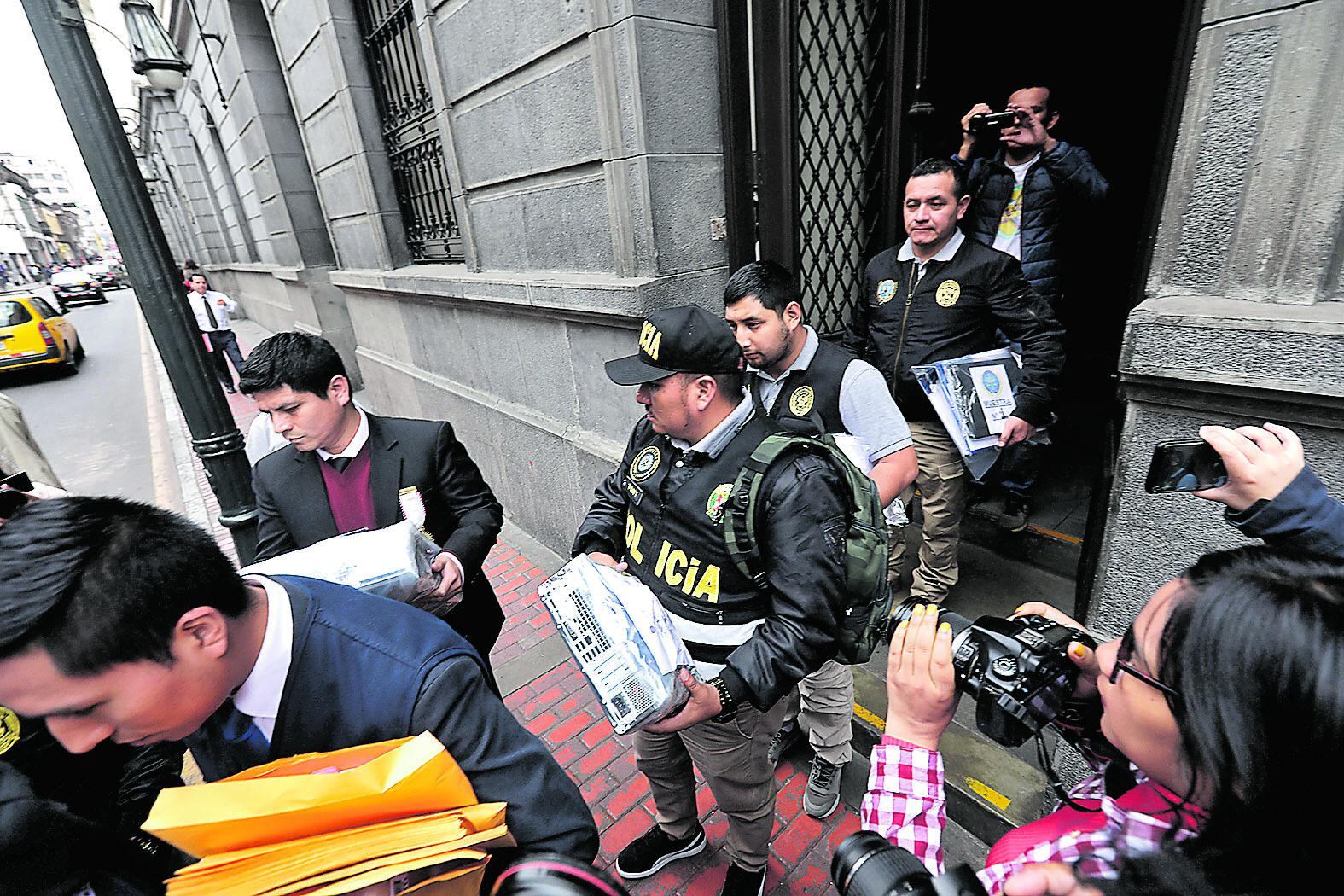 Alto nivel. Policía y Fiscalía retiraron documentos de la oficina parlamentaria de la aprista. (Foto: Anthony Niño de Guzmán)