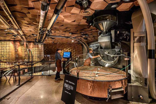Desde ver cómo los granos de café se transforman en su forma definitiva hasta respirar sus aromas exóticos, los visitantes podrán tener la mejor experiencia de café en la nueva tienda Starbucks en China.