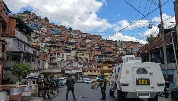Miembros de la Guardia Nacional Bolivariana de Venezuela participan en un operativo de seguridad en el barrio Cota 905 de Caracas el 13 de julio de 2015. (Foto: FEDERICO PARRA / AFP).