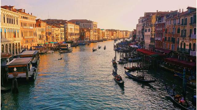 Riva del Ferro, Venecia;  A lo largo del Gran Canal de Venecia, se puede ver el famoso puente de Rialto. Una maravilla arquitectónica, desde la cual los transeúntes observan la vida veneciana: los transportes fluviales contornean las góndolas que circulan