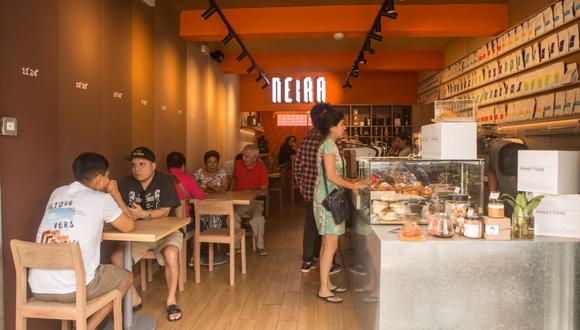 En 2018, Harry Neira abrió su primer local en Miraflores. Además de sus cafeterías, también tuesta blends (mezclas de café) para varios restaurantes.