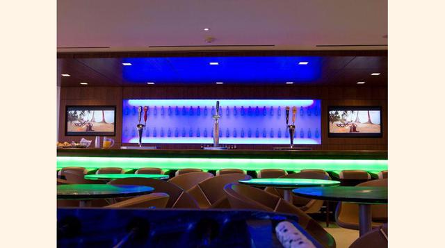 17. Heineken lleva el 'happy hour' a otro nivel con su elegante bar interior para empleados.