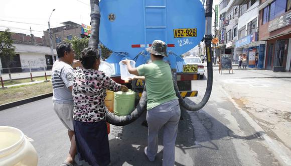 El alcalde de Chorrillos informó que ya se viene negociando con empresas para la compra de 20 camiones cisternas que serán usadas durante el corte masivo el próximo 6 de octubre.  (Foto: Jessica Vicente / El Comercio)