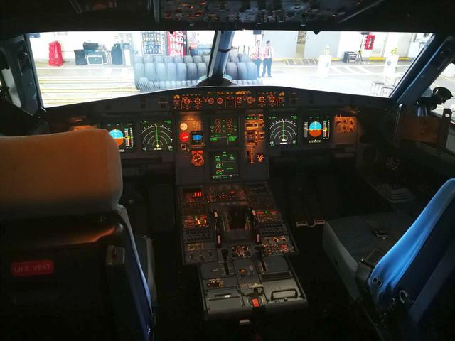 Foto 6 | Latam acompañará al Sumo Pontífice en los siguientes recorridos: Viernes 19 de enero: Lima- Puerto Maldonado- Lima. Sábado 20 de enero: Lima- Trujillo- Lima. Domingo 21 de enero: Lima- Roma. En la foto la cabina del avión.