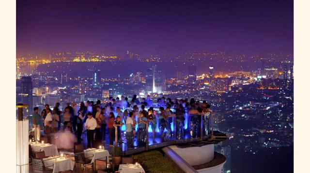 6. Sirocco, Bangkok, Tailandia: El comedor exterior más alto del sudeste asiático se encuentra en la planta 63 de la State Tower, en la capital tailandesa, y desde él se puede divisar casi toda la ciudad. Para los temerosos de las alturas, existe la posib