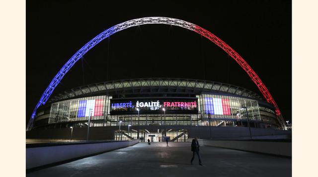 El arco del Estadio de Wembley en Londres, Inglaterra, está iluminado con los colores de la bandera de Francia, y el lema nacional "Liberté, Egalité, Fraternité". Foto: Reuters)