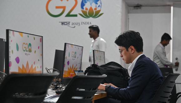 Un miembro de la delegación japonesa trabaja en el centro de prensa el primer día de la segunda reunión de los diputados del Banco Central y Finanzas del G20 bajo la presidencia del G20 de la India en Bengaluru el 22 de febrero de 2023. (Foto de Manjunath KIRAN / AFP)