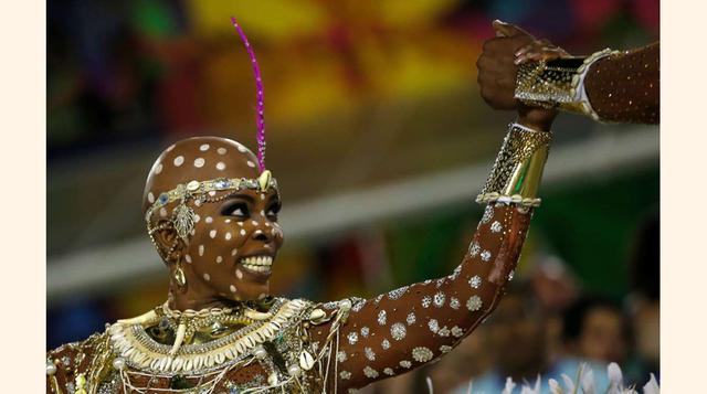 Río de Janeiro, Brasil; Una miembro de la escuela de samba Portela durante la celebración del Carnaval, el 9 de febrero.(foto: Silvia Izquierd/AP Photo).
