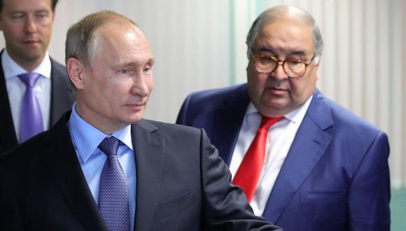 Vladimir Putin y el fundador de USM Holdings Alisher Usmanov. (Photo by Mikhail KLIMENTYEV / Sputnik / AFP)
