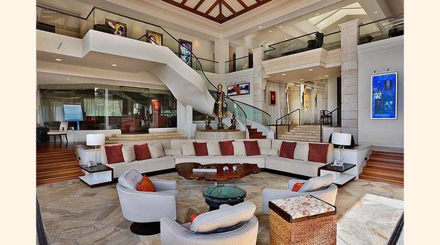 En su interior hay aire acondicionado central y una sala de prensa de nueve pies, pantalla de proyección y sistema de TV de plasma y DVD. (Foto: Megaricos)